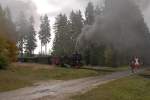 Nachdem 99 7247 mit einem Sonder-PmG der IG HSB nach Gernrode am 20.10.2013 zwischen Drei Annen Hohne und Elend auf offener Strecke angehalten hat, um die Fotografen aussteigen zu lassen, drückt sie den Zug zur Vorbereitung einer Scheinanfahrt jetzt zurück.