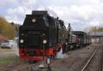 99 7247 mit einem Sonder-PmG der IG HSB am Nachmittag des 20.10.2013 auf dem Abstellgleis im Bahnhof Stiege. Vor der Weiterfahrt nach Gernrode, muß sie hier die Kreuzung zweier planmäßiger Triebwagen abwarten.