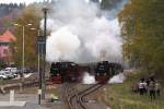 Parallelausfahrt von 99 7240 mit P8965 und 99 7247 mit Sonder-PmG der IG HSB am 20.10.2013 aus dem Bahnhof Alexisbad (Bild 1).