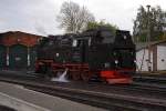 Nachdem 99 7247 am 20.10.2013 einen Sonder-PmG der IG HSB von Wernigerode nach Gernrode gebracht hat, rollt sie jetzt, am späten Nachmittag, zur Abstellung am Lokschuppen im Bahnhof Gernrode.