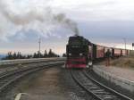 Einfahrt des Zuges mit der Lok 997245-6, kommend aus Drei Annen Hohne, in den Brockenbahnhof.(Brocken am 26.11.2006)