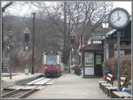 187018-7 ist als Zug 8902 soeben aus Eisfelder Talmhle kommend in Wernigerode Westerntor eingetroffen. (13.12.2006)