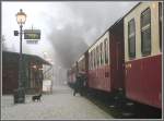 Der dunkle Qualm der Dampflok vermischt mit dem dichten Nebel lsst den Tag fast zur Nacht werden in Schierke um 13.00 Uhr.