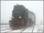 997237-3 tastet sich durch den dicken Nebel auf die andere Seite des Zuges. Die Brockenhexe zieht alle Register und schickt Eis, Schnee, Nebel und Wind. An diesem 13.12.2006 kein Ort zum Verweilen.
