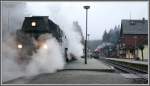 Soeben ist Zug 8944 vom Brocken mit der 997237-3 in Drei Annen Hohne eingetroffen. Auf Gleis 2 steht der Traditionszug mit der Malletlok 995902-4. (13.12.2006)