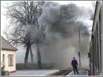 Unsere Mallet 995906-5 an unserem Zug 8961 nach Hasselfelde macht vor der Abfahrt in Gernrode mchtig Dampf, oder treffender gesagt, Rauch.