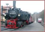 995906-5 beim Wasser fassen in Alexisbad, daneben Anschlusszug nach Harzgerode gefhrt vom Halberstdter 187016-1.