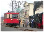 Die 995906-5 nebelt das frisch renovierte Stationsgebude von Stiege ordentlich ein vor der Weiterfahrt nach Hasselfelde. Und immer noch reicht die Zeit fr einen kleinen Schwatz untereinander. (14.12.2006)