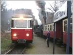 In Mgdesprung kreuzt uns Zug 8955 nach Harzgerode, gefhrt vom Fischstbchen Triebwagen 187011-2. (14.12.2006)