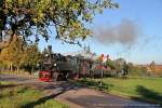 HSB Güterdampf mit der 99 5906-5 Mallet am 19.10.2014.  --  Unter dem Motto  Kleinbahnromantik im Selketal  veranstaltete die IG-HSB am Wochenende vom 17. bis 19. Oktober 2014 wieder einige herbstliche Sonderfahrten. Am Sonntag waren gleich zwei PmG's unterwegs, die sich mehrfach begegneten, so dass die Teilnehmer zwischen beiden Zügen hin und her wechseln konnten. Gleich zu Beginn der Fahrt entstand dieses Bild mit der 99 5906-5 in sehr schönem Morgenlicht an einem Bahnübergang in Gernrode.
