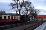 Soeben ist 99 7247, mit ihrem Zug P8924 vom Brocken kommend, am Abend des 16.10.2014 in den Bahnhof Wernigerode eingelaufen.