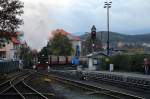 Nachdem die letzten Fahrgäste aus P8924 im Bahnhof Wernigerode ausgestiegen sind, schiebt jetzt 99 7247 ihren Zug am Abend des 16.10.2014 zur Abstellung ins Wagenwerk.