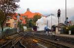 Bei der Einfahrt in den Wernigeröder Bahnhof macht 99 5906 am Morgen des 17.10.2014 mächtig Dampf! Die Maschine ist hier gerade unterwegs, um einen Sonderzug der IG HSB zu übernehmen, welchen sie im Rahmen einer dreitägigen Veranstaltung heute zuerst zum Brocken und hierauf nach Gernrode bringen wird.