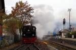 99 5906 am Morgen des 17.10.2014 bei der Einfahrt auf Gleis 34 im Bahnhof Wernigerode. Sie wird in wenigen Augenblicken an einen Sonderzug der IG HSB ankuppeln.