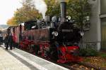 Soeben hat 99 5906 am Morgen des 17.10.2014 an einen Sonderzug der IG HSB, mit Ziel Brocken und Gernrode, auf Gleis 34 im Bahnhof Wernigerode angekuppelt. Bei der Gelegenheit möchte ich auch kurz die Personen links vorn im Bild vorstellen: Es sind von links nach rechts, unsere Zugführerin, der Lokführer und einer der beiden Reiseleiter, welche alle an diesem Tag ein gewaltiges Arbeitspensum zu bewältigen hatten, was sie aber mit Bravour meisterten! Alle drei Tage der Veranstaltung waren rundum gelungen, was zum großen Teil auch ihr Verdienst war! Dafür an dieser Stelle ein herzliches Dankeschön!