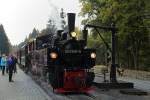 99 5906 am 17.10.2014 am Wasserkran im Bahnhof Drei Annen Hohne. Nachdem der Vorgang des Wassernehmens abgeschlossen ist, wird die Lok mit ihrem Sonderzug der IG HSB die Fahrt in Richtung Brocken fortsetzen.