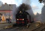 Bahnhof Drei Annen Hohne am Mittag des 17.10.2014. Den beiden Kids am Bahnsteig scheint die heftig qualmende 99 222, welche hier mit P8920 in Gleis 2 auf die Freigabe zur Ausfahrt in Richtung Brocken wartet, ja sichtlich Spaß zu bereiten! ;-)