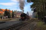 Ausfahrt von 99 222 mit P8920 zum Brocken am 17.10.2014 aus dem Bahnhof Drei Annen Hohne.