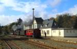 Im Rahmen der Drei-Tagesveranstaltung  Kleinbahnromantik im Selketal , macht der Sonderzug der IG HSB mit 99 5906 an der Spitze, am 17.10.2014 auch im Bahnhof Elend Halt.