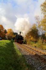 Ausfahrt von 99 5906 mit IG HSB-Sonderzug am 17.10.2014 aus dem Haltepunkt Sorge (Scheinanfahrt).