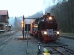 99 6001 der HSB am 14.12.2014 beim Wassernehmen im Bahnhof Alexisbad.