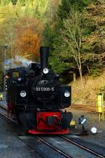 Nach erfolgter Durchsicht und Rangierfahrt, wird 99 5906 jetzt in wenigen Augenblicken wieder an ihren IG HSB-Sonderzug aus Wernigerode ankuppeln, um ihn daraufhin über die Selketalbahn nach