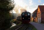 Im Rahmen der Veranstaltung  Kleinbahnromantik im Selketal  stampft 99 5906 mit einem Sonderzug der IG HSB am 17.10.2014 bei einer Scheinanfahrt durch das kleine Örtchen Sraßberg. Links plätschert das dem Tal namensgebende Flüßchen. (Bild 2)
Aufnahmestandort: Straßenrand aus offizieller Fotolinie