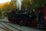 Wie uns das Lokpersonal von 99 5906 hier am 17.10.2014 am Wasserkran im Bahnhof Alexisbad zeigt, gibt es an einer hundertjährigen alten Lady immer etwas zu tun.