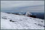 99 7234-0 hat mit dem P 8930 nach Wernigerode soeben den Bahnhof Brocken verlassen und passiert die frostige Winterlandschaft nahe dem Gipfel.