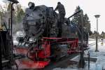 Die HSB Lok 99 236 (mit einem tanzenden Teufelchen) nimmt Wasser in Drei Annen Hohne auf der Fahrt vom Brocken nach Wernigerode.