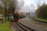 Ausfahrt von 99 6101 mit IG HSB-Sonderzug am 18.10.2014 aus dem Bahnhof Alexisbad. (Bild 3)