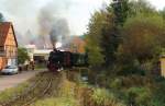 Scheinanfahrt von 99 6101 mit IG HSB-Sonderzug am 18.10.2014 im kleinen Harz-Örtchen Straßberg (Bild 1).