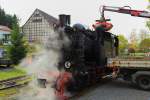 Direkt nach der Ankunft des IG HSB-Sonderzuges am 18.10.2014 in Hasselfelde, wird 99 6101, vom LKW aus, für die Rückfahrt nach Quedlinburg bekohlt. (Bild 2) Gar nicht so einfach, den Baggergreifer punktgenau über die kleine Ladeluke des Kohlekastens zu positionieren!! ;-)