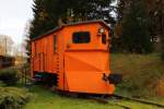 Schneepflug 99-01-99 abgestellt im Bahnhof Hasselfelde. Das Fahrzeug wurde 1979 nach Vorbild eines polnischen Klima-Schneepfluges in der Wernigeröder Werkstatt aus einem Güterwagen gebaut. Heute gehört er zum Bestand der IG HSB und wird von deren Arbeitsgruppe Hasselfelde gepflegt. Er ist jedoch nicht einsatzfähig. (Bild 1) Aufnahme vom 18.10.2014.