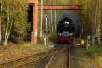 Einfahrt von 99 6001 mit P8965 (Gernrode-Hasselfelde) am 18.10.2014 in den Haltepunkt Silberhütte.