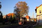 Bahnhof Gernrode am Morgen des 19.10.2014. In Höhe des ehemaligen Bahndienstgebäudes (heute ist hier u.a. ein Museum untergebracht) wird 99 5906 auf ihren heutigen Einsatz vorbereitet, welcher vor einem von zwei Sonderzügen der IG HSB erfolgt.