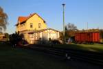 Bahnhof Gernrode am Morgen des 19.10.2014. In Höhe des ehemaligen Bahndienstgebäudes (heute ist hier u.a. ein Museum untergebracht) wird 99 5906 auf ihren heutigen Einsatz vorbereitet, welcher vor einem von zwei Sonderzügen der IG HSB erfolgt.