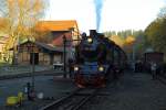 Kurz nachdem 99 6001 mit ihrem IG HSB-Sonderzug am 19.10.2014 im Bahnhof Alexisbad eingelaufen ist, wird die Maschine mit Wasser versorgt. Da der Verpflegungswagen sich rechts am anderen IG HSB-Sonderzug befindet (an jenem Tag verkehrten gleich zwei davon), hat sich jetzt prompt an diesem eine Schlange gebildet, welche früher scherzhaft als  Sozialistisches Wartekollektiv  bezeichnet wurde ;-)! Das ist nun auch schon über ein Vierteljahrhundert her!! Sieht aber noch genauso aus, wie damals, auch wenn es hier, an diesem Wagen, keine Bananen gab!! ;-)