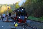 99 6001 mit IG HSB-Sonderzug am 19.10.2014 beim Wasserfassen im Bahnhof Alexisbad. Auf Gleis 1 ist gerade ein Triebwagen eingelaufen, welcher, als P8982 aus Hasselfelde kommend, in Kürze nach Harzgerode weiterfahren wird.