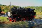 Während einer Rangierfahrt überquert 99 6001 am 19.10.2014 den Bahnübergang am Haltepunkt Silberhütte (Anhalt).