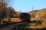 99 6001 am 19.10.2014 beim Umsetzen im Haltepunkt Straßberg. Gerade hat sie mit ihrem IG HSB-Sonderzug zur Freude der Fotografen noch eine Scheinausfahrt durchgeführt. Jetzt steht die Rückfahrt nach Gernrode an. Im Bahnhof Alexisbad erfolgt dann die Vereinigung mit dem anderen Sonderzug und 99 5906.