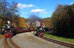 Doppelausfahrt von 99 7237 mit Planzug P8965 (Gernrode-Hasselfelde) und 99 5906 mit IG HSB-Sonder-PmG am Nachmittag des 19.10.2014 aus dem Bahnhof Alexisbad. (Bild 3)