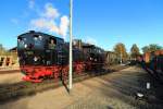 Nach einer erlebnisreichen Fahrt sind 99 5906 und 99 6001 mit ihren beiden vereinigten Sonder-PmG´s der IG HSB am späten Nachmittag des 19.10.2014 wieder im Bahnhof Gernrode eingetroffen. Ein solch langer und schwerer Zug ist heutzutage im Planbetrieb bei den Harzer Schmalspurbahnen natürlich nicht mehr anzutreffen und auch bei Sonderfahrten stellt er eine extreme Seltenheit dar! Gerade deshalb war es der IG HSB hier sehr gut gelungen, den Betrieb dieser Bahn, wie er vor Jahrzehnten völlig normal war, nochmal sehr eindrücklich in Erinnerung zu rufen, was verständlicherweise mit einem gewaltigen organisatorischen Aufwand einherging! Soviel Engagement und Idealismus kann man nicht genug würdigen!!