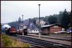 Zugkreuzung im Bahnhof Elend am 7.9.1991 mit Güterzug und Personenzug!  199892 ist mit einem Schotterzug unterwegs.