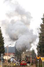 Lok 99 7242-3 fhrt am 17.02.2007 den Bahnhof Drei-Annen-Hohne hinaus.