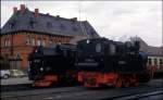 996102 kalt und 997240 unter Dampf waren am 21.3.1992 im schmalspurigen Bahnhofs Bereich in Gernrode zu sehen.