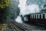 Oktober 2005. Gegen 9:45 verlsst dieser Zug den Bahnhof Steinerne Renne in Richtung Drei Annen Hohne. Die Zuglok ist die 99 7234