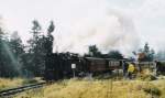 Der sich in der Brockenspirale befindene Brockenzug kreuzt hier gerade die Brockenstrae, Oktober 2005 um 16:30