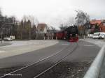 Am 11.12.2015 überquert mit ihrem Zug nach Eisfelder Talmühle 99 7240-7 die Westerntorkreuzung.