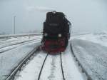 Am 12.12.2015 fuhr 99 7240-7 im Bahnhof Brocken an ihren Zug, welcher wenige Minuten später nach Drei-Annen-Hohne fuhr. Ein ähnliches Bild entstand ebenfalls fünf Jahre zuvor mit der gleichen Lok, am gleichen Wochentag an der gleichen Stelle.